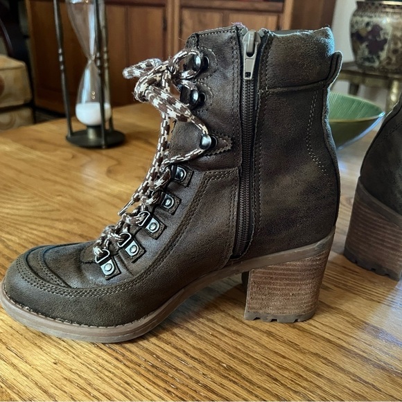 CARLOS BY CARLOS SANTANA Ardent Booties women’s boots size 8.5 lug chunky heels - Picture 3 of 9